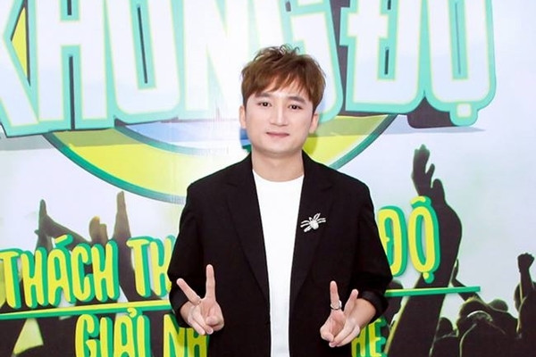 Năm 2016, Phan Mạnh Quỳnh từng xuất hiện tại sự kiện với gu thời trang và make-up khá lỗi mốt. Mái tóc lộn xộn và gương mặt dặm phấn trắng bệnh khiến nam nhạc sĩ trông khá mệt mỏi.