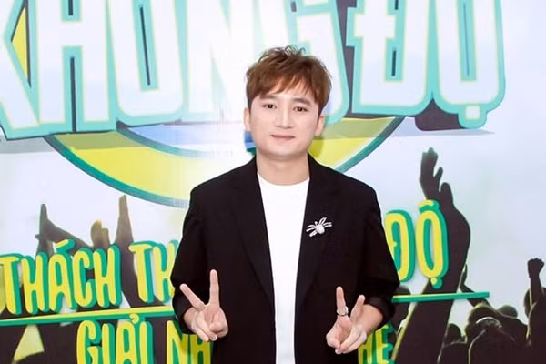 Năm 2016, Phan Mạnh Quỳnh từng xuất hiện tại sự kiện với gu thời trang và make-up khá lỗi mốt. Mái tóc lộn xộn và gương mặt dặm phấn trắng bệnh khiến nam nhạc sĩ trông khá mệt mỏi.