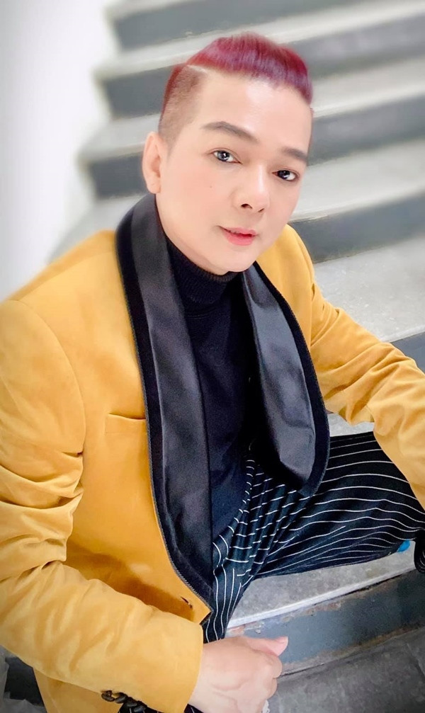 Trước khi ghi điểm bằng mái tóc bạch kim lãng tử, ca sĩ Vũ Hà từng có thời gian để màu tóc đỏ ánh tím. Tuy nhiên, phấn má và đôi môi tone cam đào đi cùng màu tóc đỏ lại khiến tổng thể make-up của Vũ Hà trở nên nặng nề.