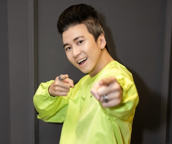 Màu son quá chìm so với tone nền khiến đôi môi Karik như biến mất trong khung hình này.