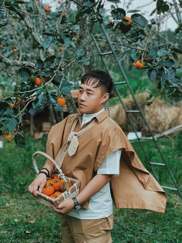 Trung Quân Idol đã có bộ ảnh cổ điển đáng nhớ nếu không mắc phải lỗi trang điểm. Mái tóc vuốt keo kỳ lạ khiến anh trông như vừa gặp mưa cùng với việc đánh nền sẫm màu làm gương mặt già đi trông thấy.