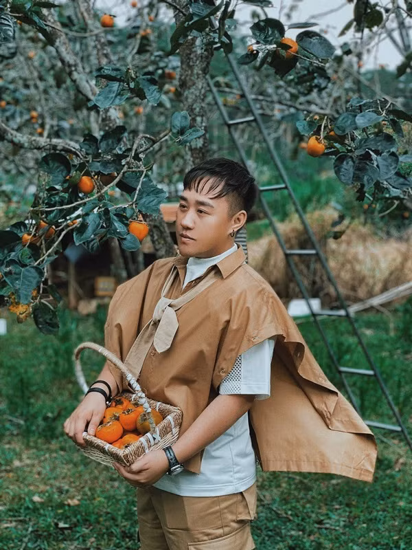 Trung Quân Idol đã có bộ ảnh cổ điển đáng nhớ nếu không mắc phải lỗi trang điểm. Mái tóc vuốt keo kỳ lạ khiến anh trông như vừa gặp mưa cùng với việc đánh nền sẫm màu làm gương mặt già đi trông thấy.