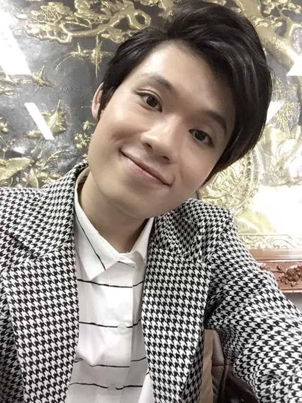 Quang Trung yêu thích lối trang điểm lãng tử nhưng trước khi được đầu tư kỹ lưỡng về make-up, anh từng phải dự sự kiện với gương mặt phờ phạc vì “bỏ quên” màu môi trong khi dặm phấn nâng tone da.