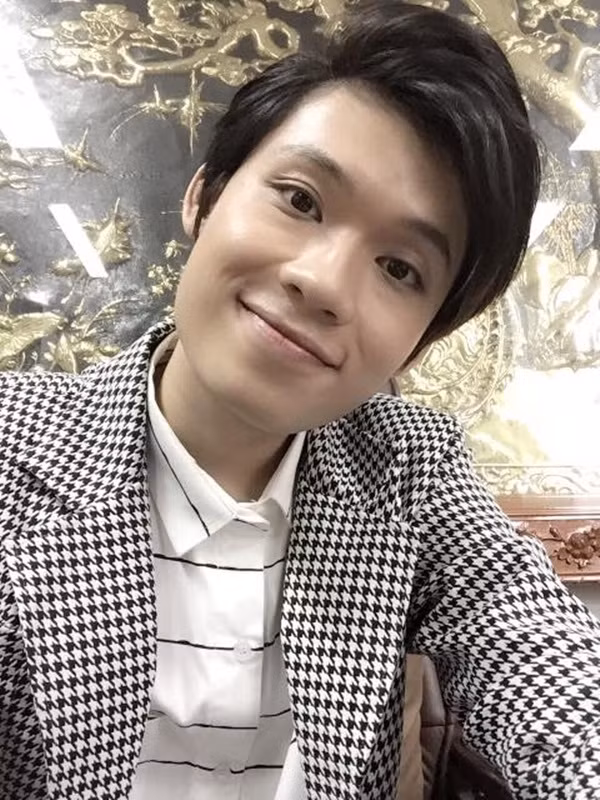 Quang Trung yêu thích lối trang điểm lãng tử nhưng trước khi được đầu tư kỹ lưỡng về make-up, anh từng phải dự sự kiện với gương mặt phờ phạc vì “bỏ quên” màu môi trong khi dặm phấn nâng tone da.