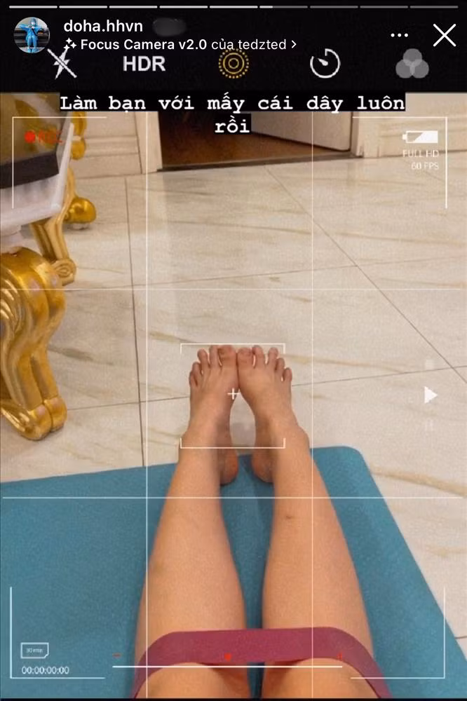 Fan thậm chí còn lo hơn nữa khi theo dõi quá trình rèn luyện của mỹ nhân xứ Thanh bởi cô liên tục để lộ khuyết điểm. Khi thì là catwalk đơ cứng và mới đây là đôi bàn chân như bồ cào. Hoa hậu Đỗ Thị Hà khoe tập thể dục với dây kháng lực nhưng sự chú ý của fan lại đổ dồn vào bàn chân với những ngón chân xương xẩu.