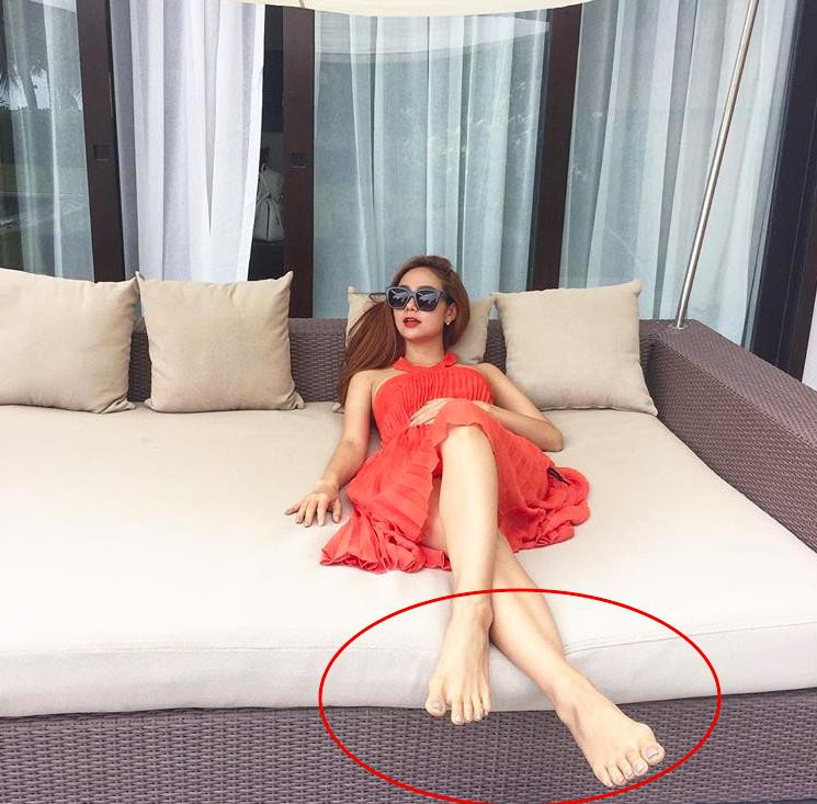 Minh Hằng khiến fan tuột mood vì bàn chân không nuột nà.