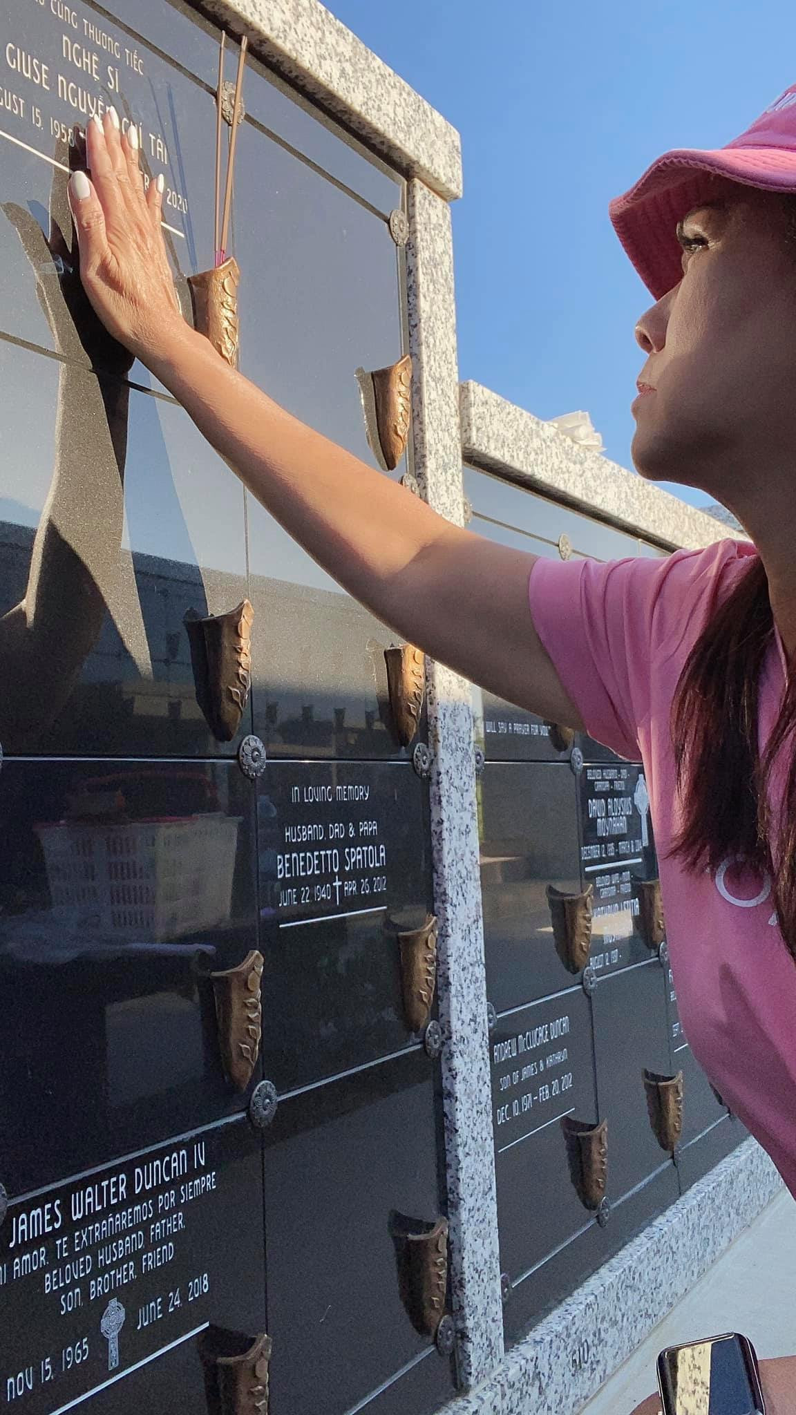 Phương Loan thăm mộ chồng. Cô viết: "Gần 9 tháng trời không còn nghe giọng nói của anh".