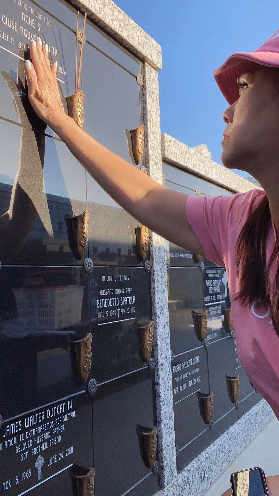 Phương Loan thăm mộ chồng. Cô viết: "Gần 9 tháng trời không còn nghe giọng nói của anh".