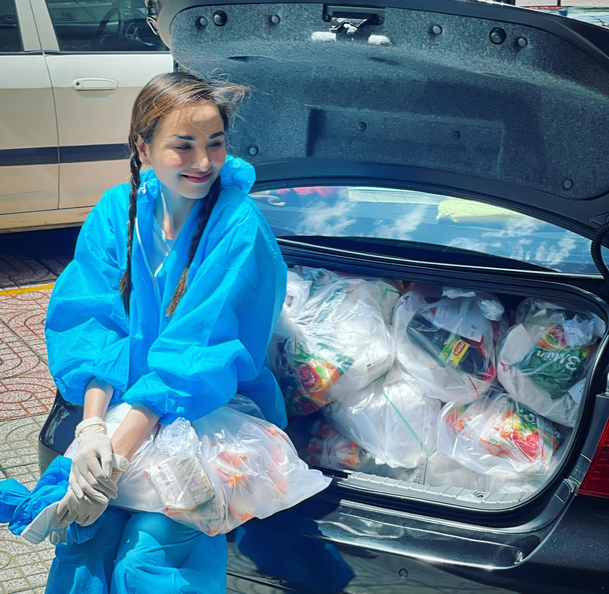 Diễm Hương xinh tươi trong trang phục bảo hộ.