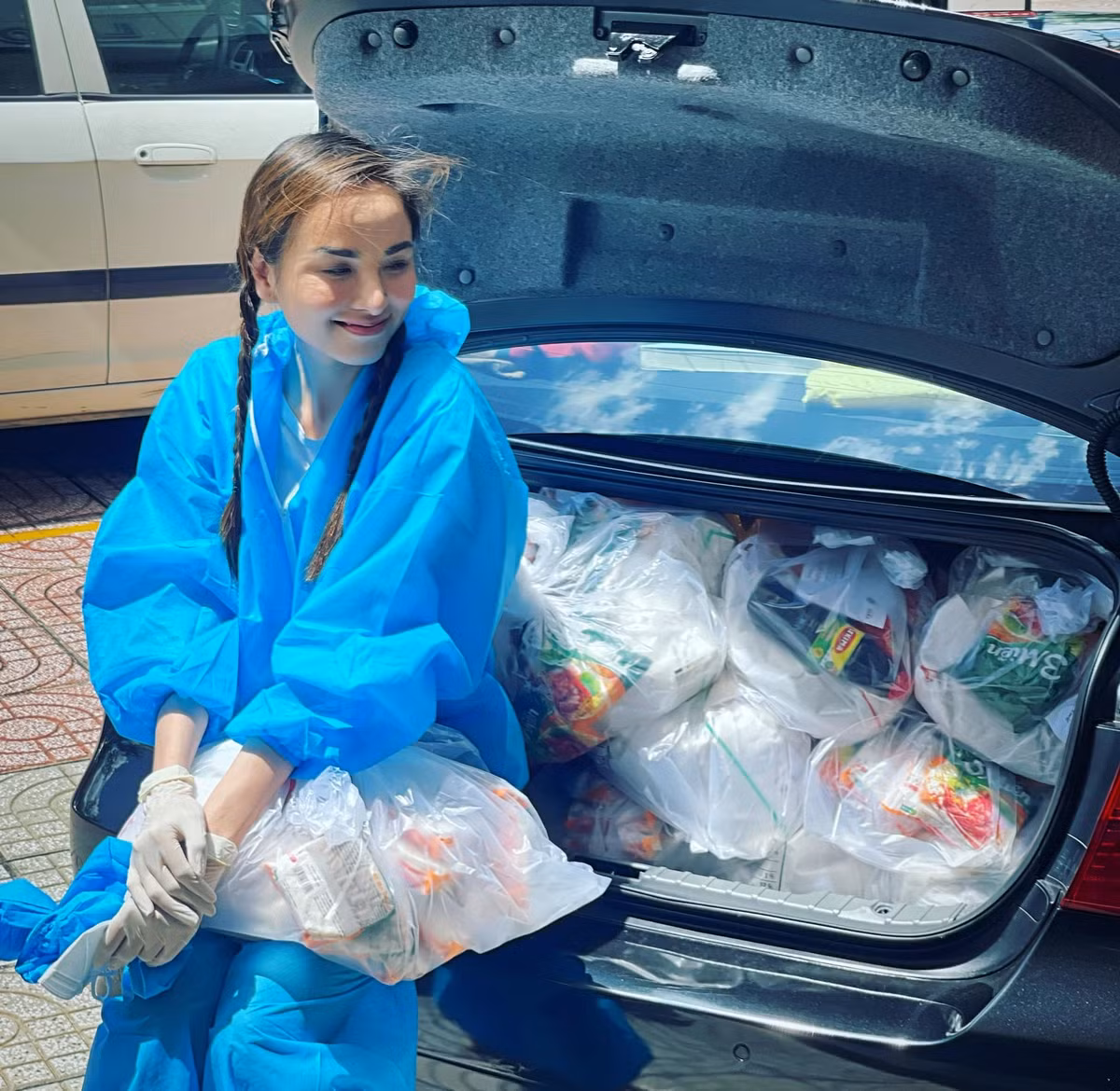 Diễm Hương xinh tươi trong trang phục bảo hộ.