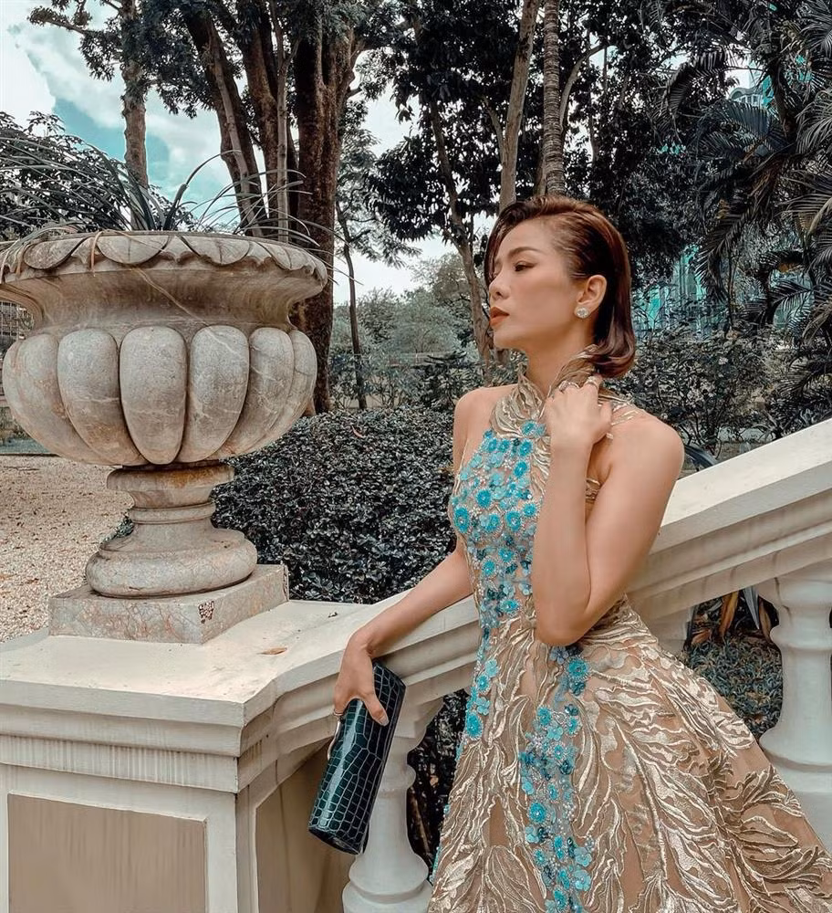 ...nhưng có lẽ giọng ca "Để nhớ một thời ta đã yêu" nên chọn trang phục che phần này luôn thì mới "ổn áp" được.