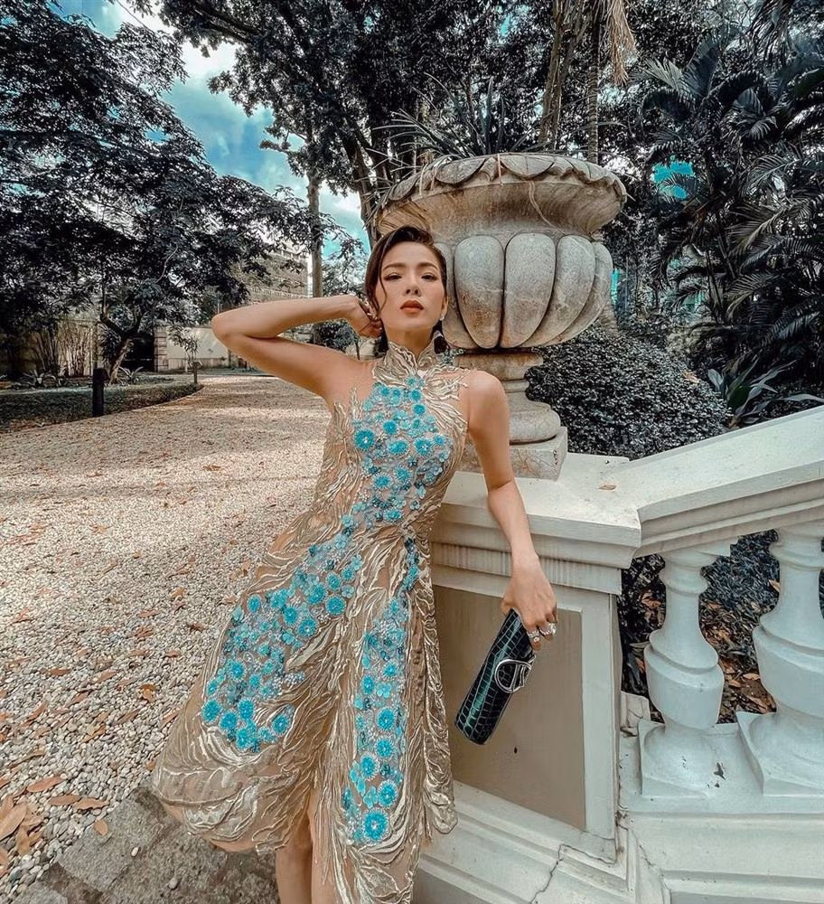Trong những bức hình Lệ Quyên đăng tải, dù cô đã cố tạo dáng bằng cách đưa tay lên vén tóc hoặc chống tay lên cầu thang...