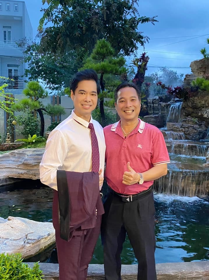 Ngọc Sơn đăng ảnh bên em trai.