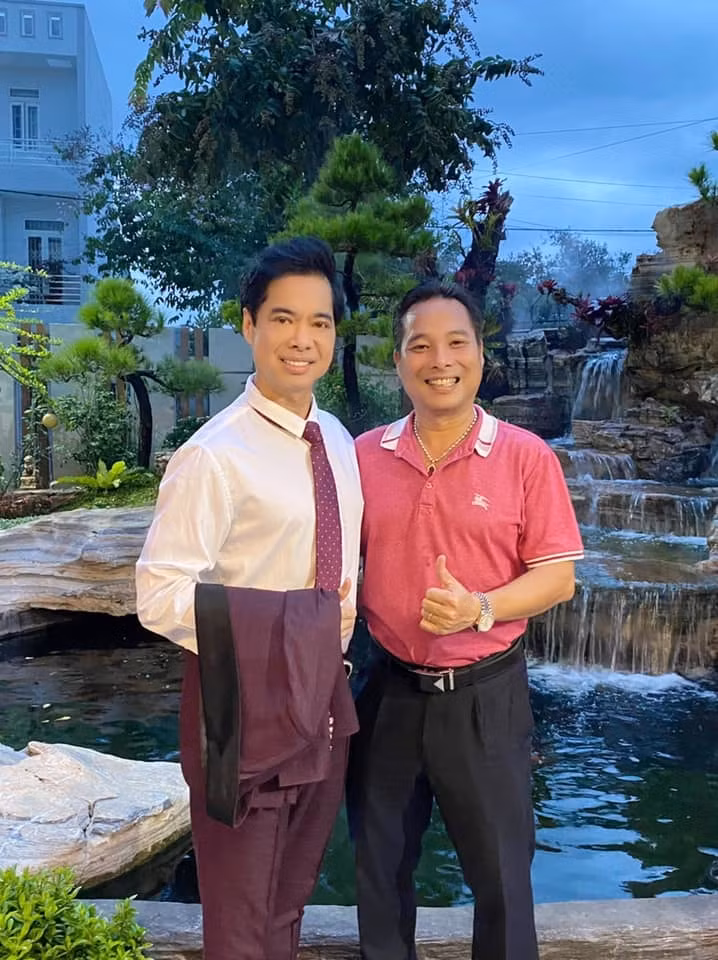 Ngọc Sơn đăng ảnh bên em trai.