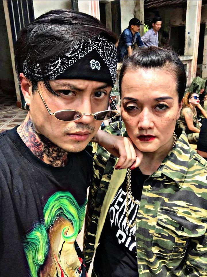 Thanh Sơn đăng ảnh bên Vân Dung và hóm hỉnh viết: 'Có những sự thay đổi đến chóng mặt'.