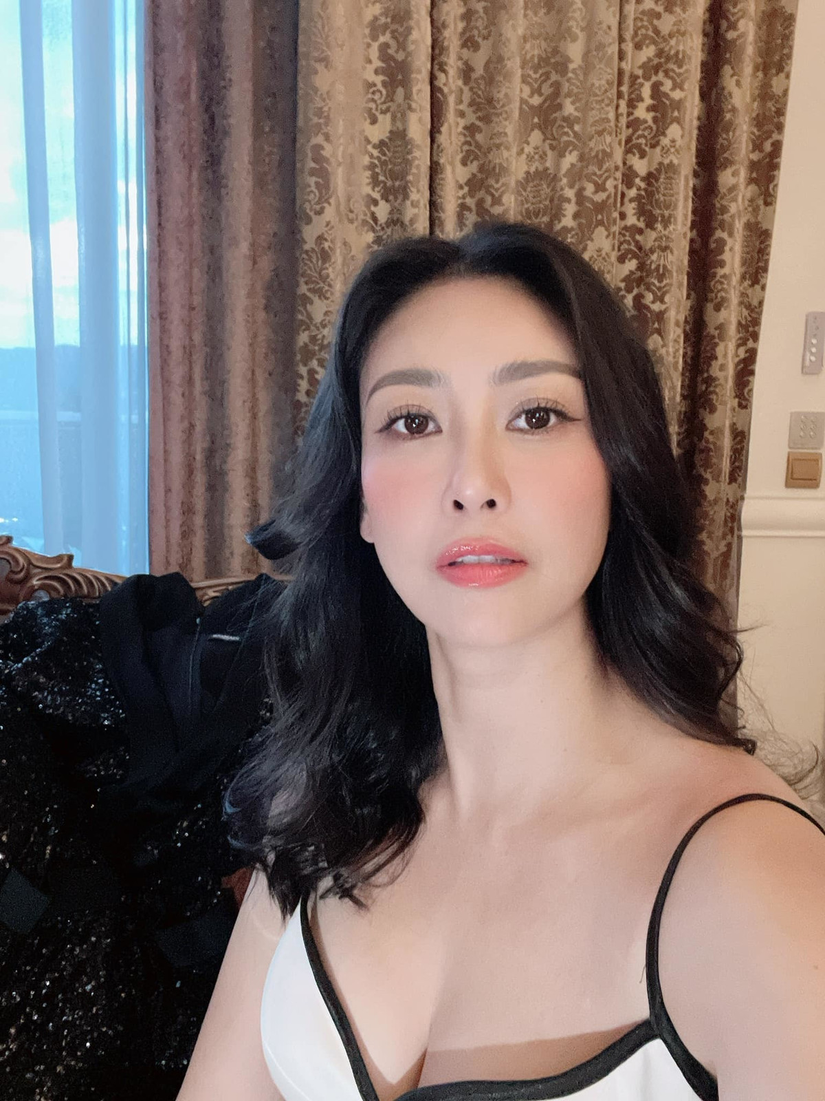 Lần hiếm hoi Hà Kiều Anh mặc gợi cảm.