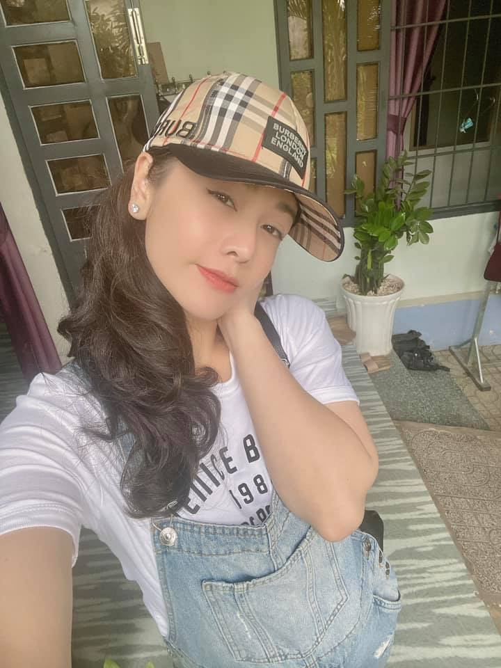 Nhật Kim Anh mặc xì-tin.