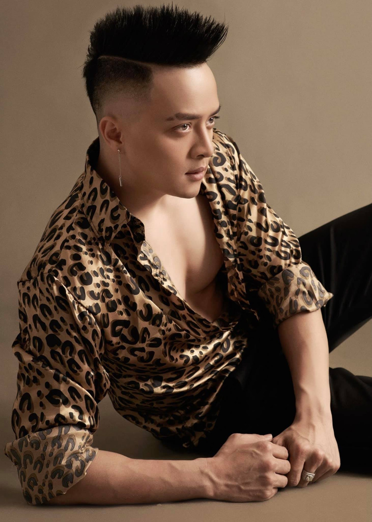 Cao Thái Sơn làm thơ: "Thức khuya dậy sớm kiếm tiền / Ăn ngon mặc đẹp không phiền đến ai"