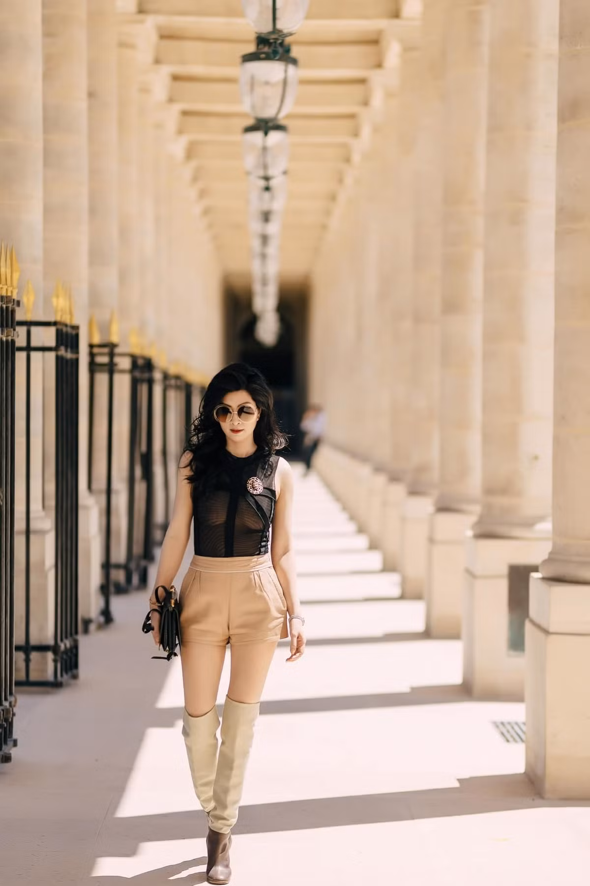 Nguyễn Hồng Nhung mặc sành điệu, trẻ trung.