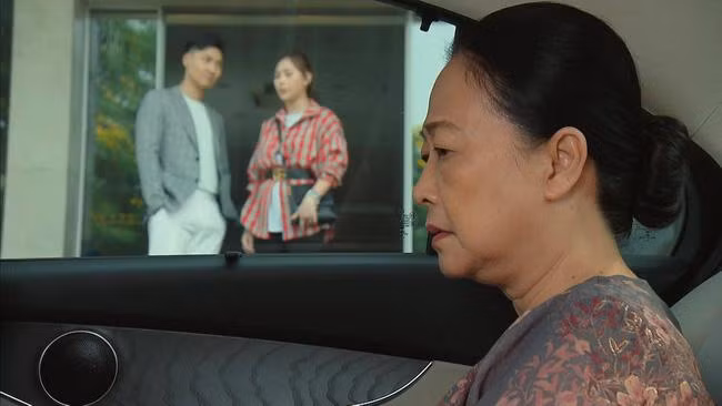 Đặc biệt là ở những hình ảnh mới nhất do thành viên ê kíp làm phim hé lộ về tập 14 phần 2, Phương Oanh phối chiếc thắt lưng hàng hiệu cùng với bộ đồ khiến netizen không thể hiểu nổi. Trong tập 14 sẽ có cảnh Nam đưa bà Dần đi chơi nhưng bà Dần vì muốn vun vén cho cháu trai trưởng nên "tình cờ" chuyến đi có cả Long.