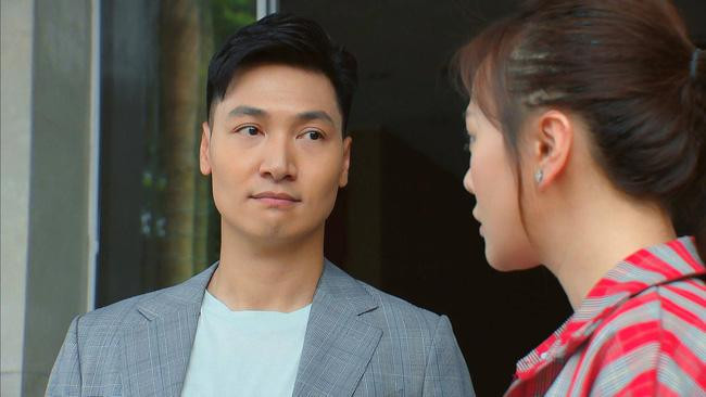 Tuy nhiên khi cả 2 giáp mặt, Long vẫn rất bảnh bao với kiểu phối áo phông trắng với blazer ghi...