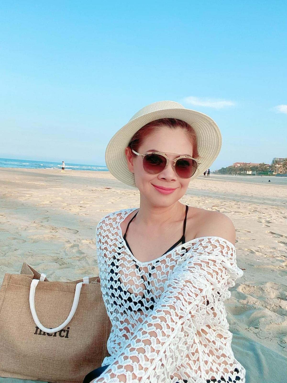 Trên trang cá nhân, nữ ca sĩ thoải mái công khai những hình ảnh diện trang phục gợi cảm, khoe khéo đường cong cơ thể.