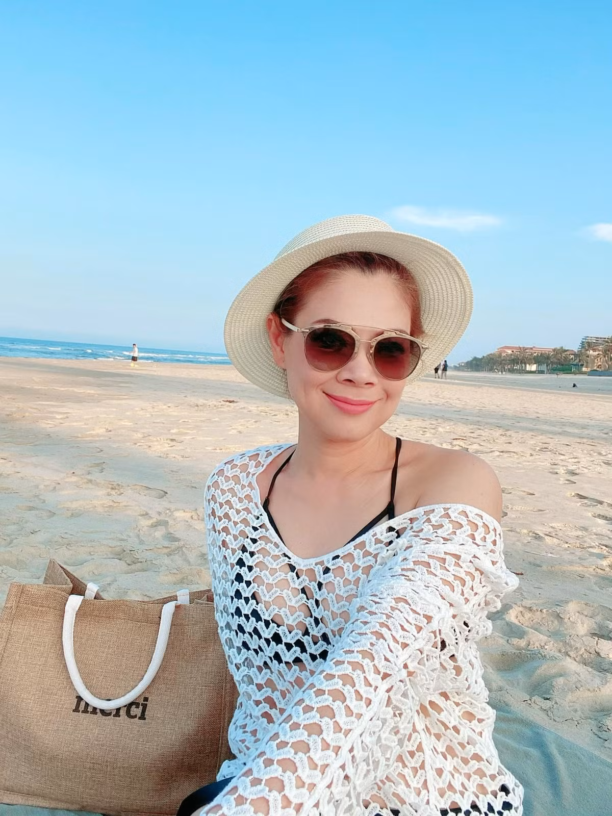 Trên trang cá nhân, nữ ca sĩ thoải mái công khai những hình ảnh diện trang phục gợi cảm, khoe khéo đường cong cơ thể.