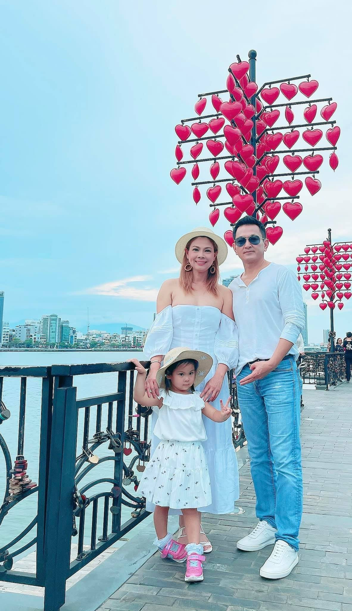 “Búp bê” Thanh Thảo từng nhiều lần chia sẻ về chồng rằng: "Ngoài đi du lịch với vợ con, anh không tụ tập và cũng không đi chơi. Chiều khoảng 5 hay 6 giờ anh về đến nhà. Anh là người coi trọng gia đình nên làm tôi cảm thấy rất yên tâm”.