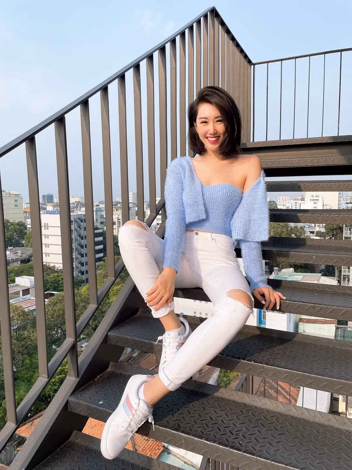 "Nếu hôm nay thời tiết không chiều lòng anh, thì để em", Thuý Ngân đăng ảnh thả thính.