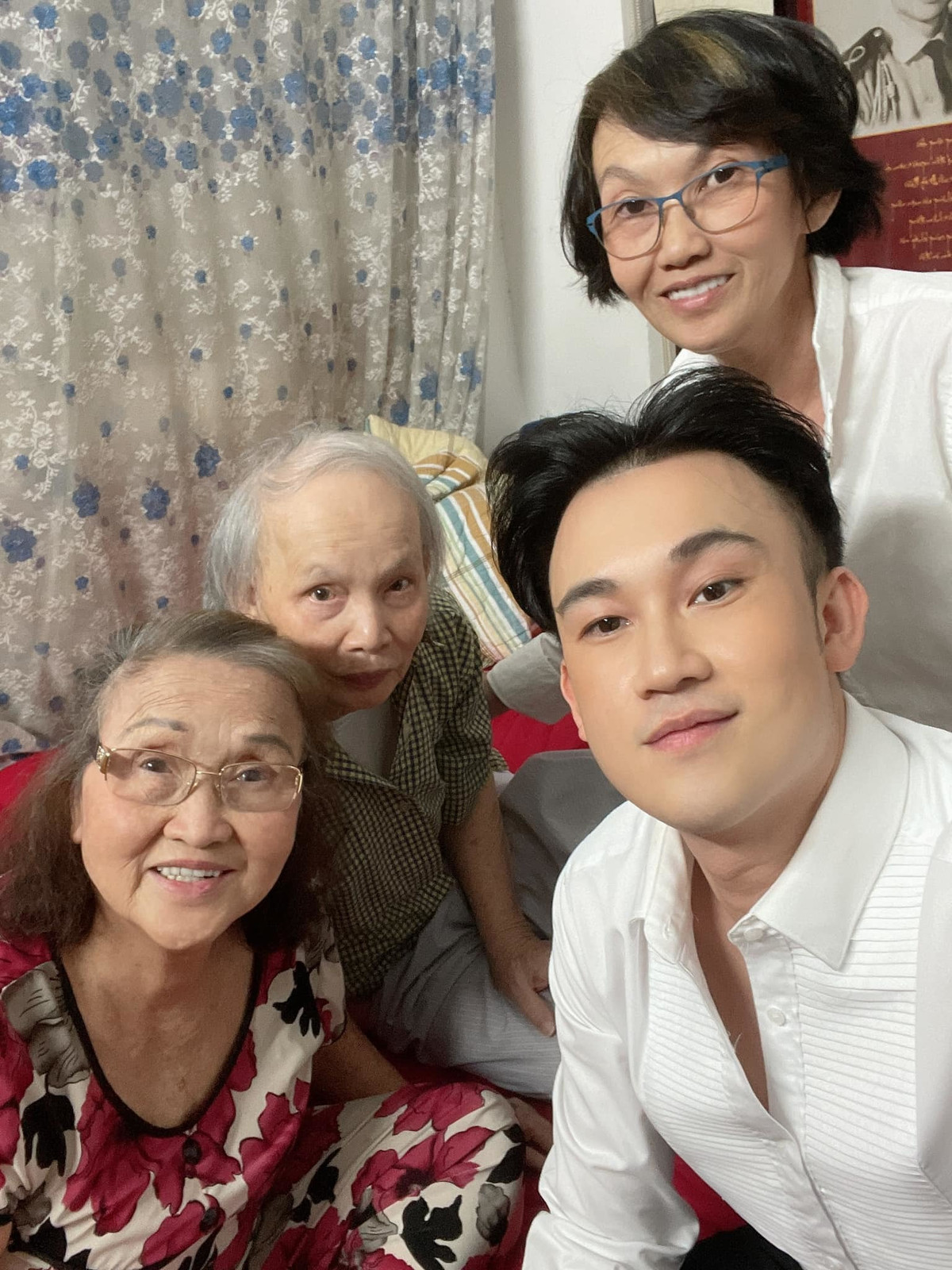 Dương Triệu Vũ chia sẻ khoảnh khắc hạnh phúc khi quây quần bên bố mẹ.