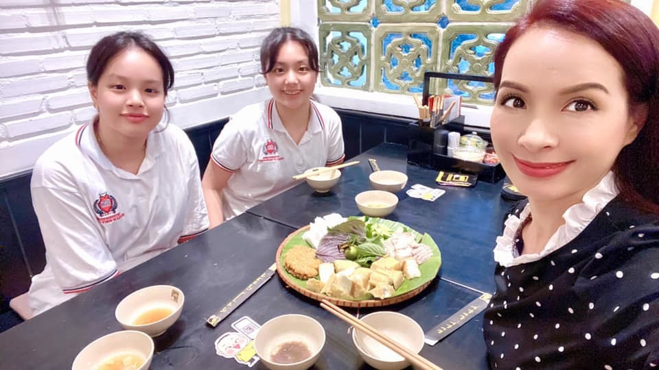 Thuý Hạnh 'trốn ông xã' đưa hai cô con gái đi ăn sau giờ học.