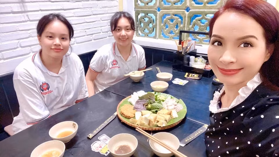 Thuý Hạnh 'trốn ông xã' đưa hai cô con gái đi ăn sau giờ học.