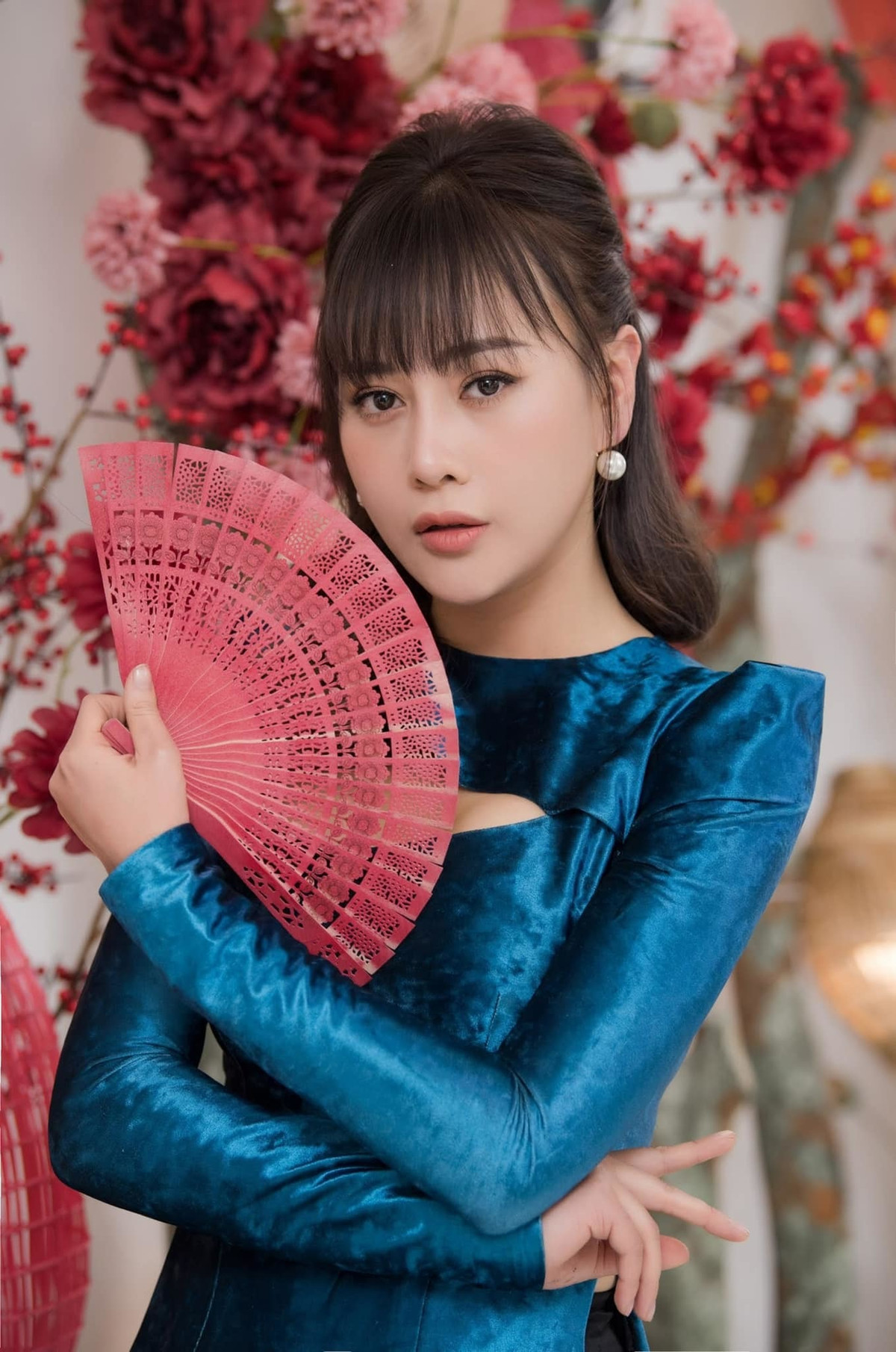 hương Oanh xinh đẹp trong loạt ảnh mặc áo dài cách điệu. 