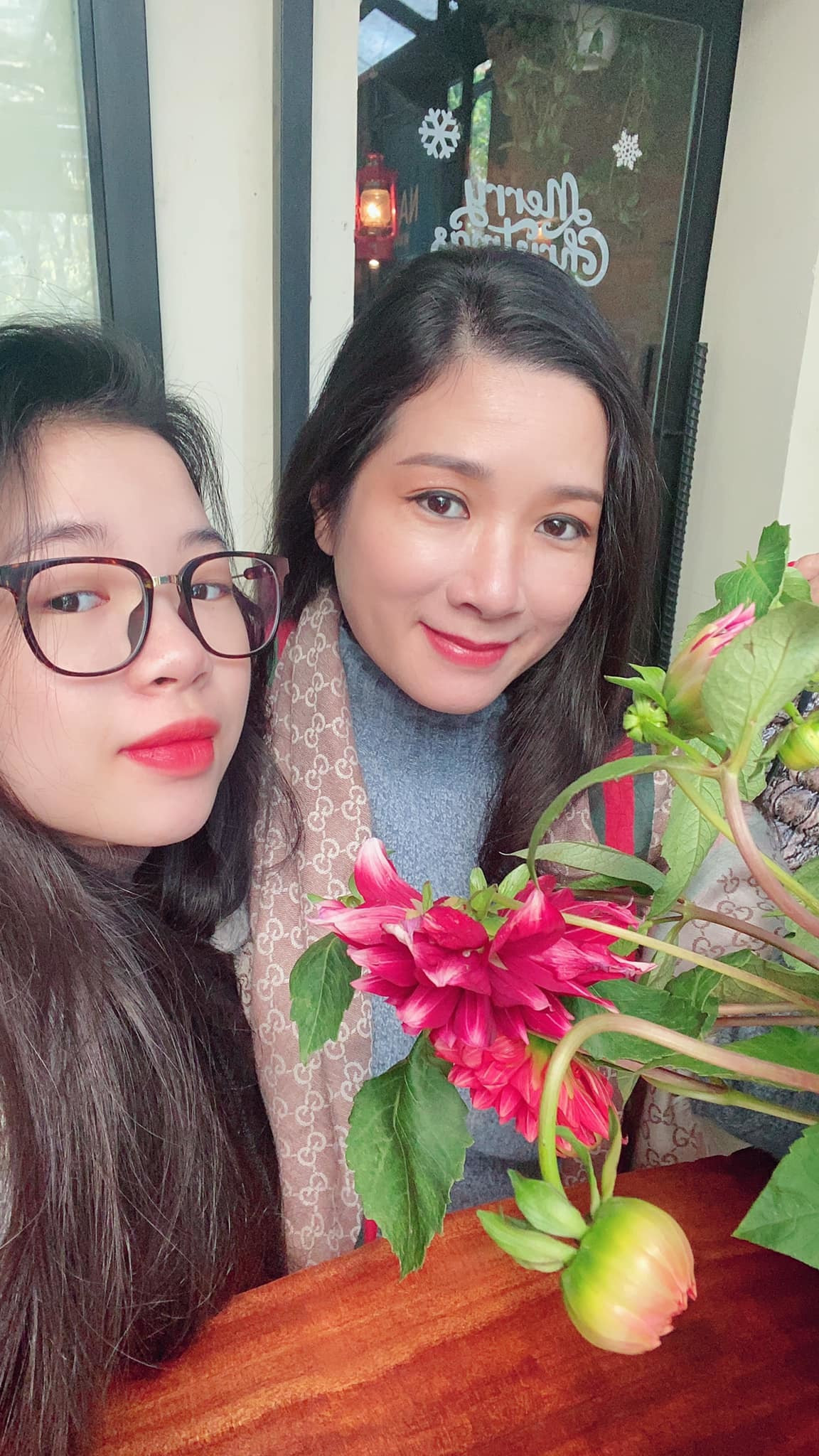 Thanh Thanh Hiền chụp ảnh bên cô con gái xinh đẹp.