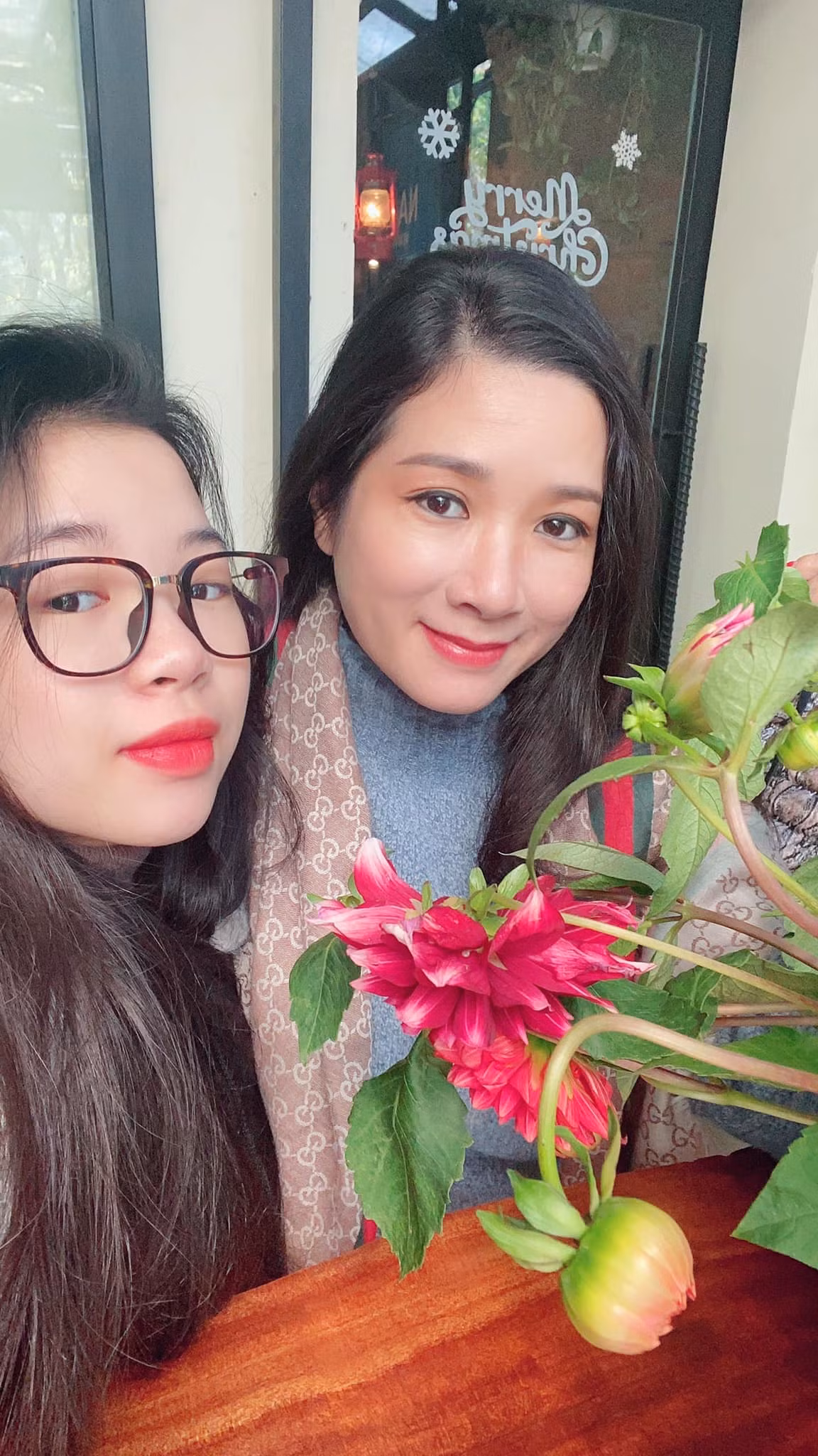 Thanh Thanh Hiền chụp ảnh bên cô con gái xinh đẹp.