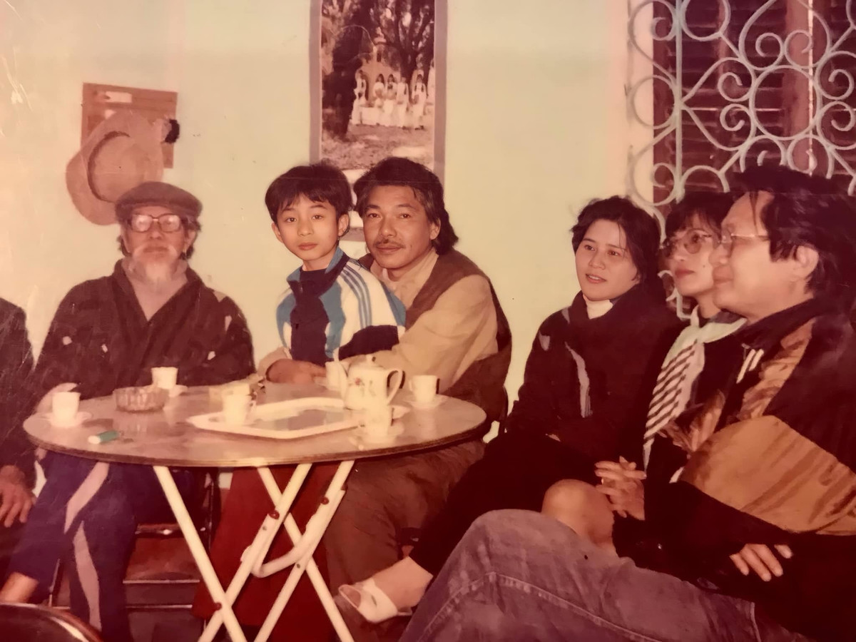 Sao Việt hôm nay 20/1: Ca sĩ Tùng chia sẻ bức ảnh kỷ niệm 27 năm trước với nhạc sĩ Trần Tiến. Anh tiết lộ: "Hôm qua gửi hình 27 năm trước khi lần đầu gặp và hát cho bố Tiến nghe - nhạc sĩ duyên nợ với bố Voi của Bộ Tứ Sông Hồng. Buổi gặp gỡ định mệnh đầy kỷ niệm với bố và nhạc sĩ Dương Thụ".