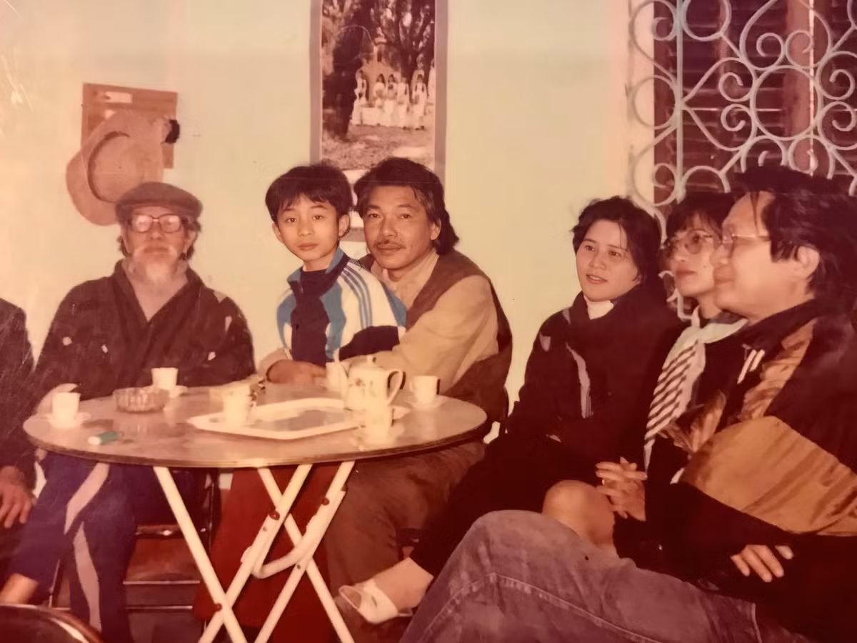 Sao Việt hôm nay 20/1: Ca sĩ Tùng chia sẻ bức ảnh kỷ niệm 27 năm trước với nhạc sĩ Trần Tiến. Anh tiết lộ: "Hôm qua gửi hình 27 năm trước khi lần đầu gặp và hát cho bố Tiến nghe - nhạc sĩ duyên nợ với bố Voi của Bộ Tứ Sông Hồng. Buổi gặp gỡ định mệnh đầy kỷ niệm với bố và nhạc sĩ Dương Thụ".