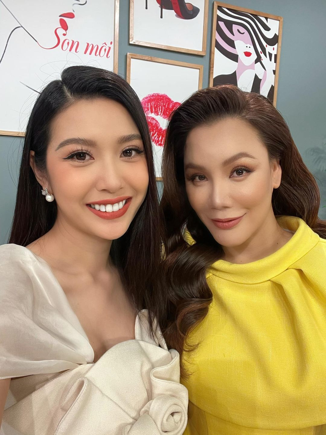 Á hậu Thuý Vân chụp ảnh cùng Hồ Quỳnh Hương. Người đẹp viết: "Hôm nay được gặp người mình hâm mộ".