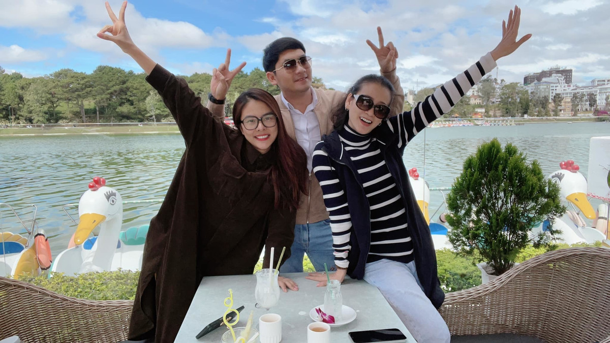 Minh Luân cùng diễn viên Vân Trang và NSƯT Tuyết Thu hội ngộ tại Đà Lạt.