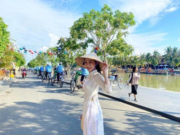 hiệu Sơ từng mặc áo dài, đội nón lá check-in tại Hội An, Việt Nam.