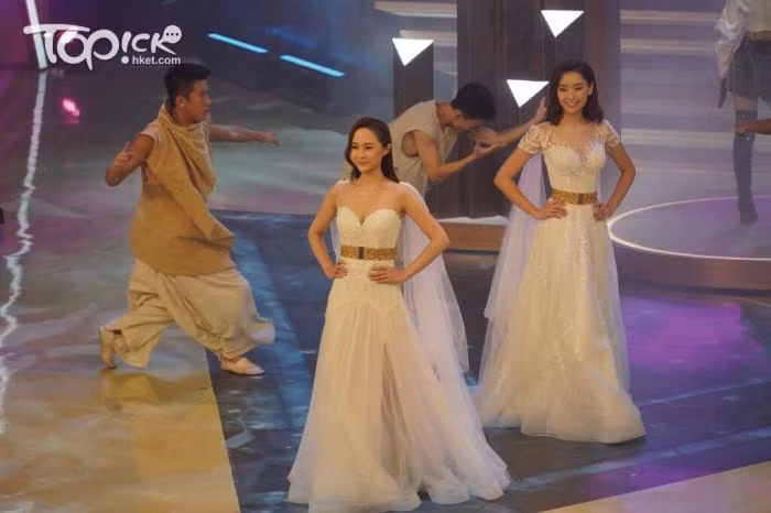 Trên trang cá nhân, chân dài thường khoe ảnh đi du lịch nhiều nơi như Pháp, Anh, Các tiểu vương quốc Ả Rập Thống nhất.