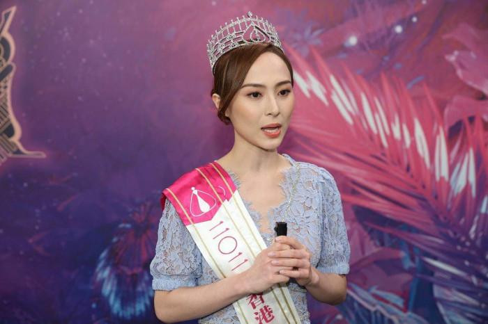 Theo Topik, Thiệu Sơ năm nay 27 tuổi. Tại Hoa hậu Hong Kong 2021, cô giành giải Á hậu 2 và Người đẹp Thân thiện.