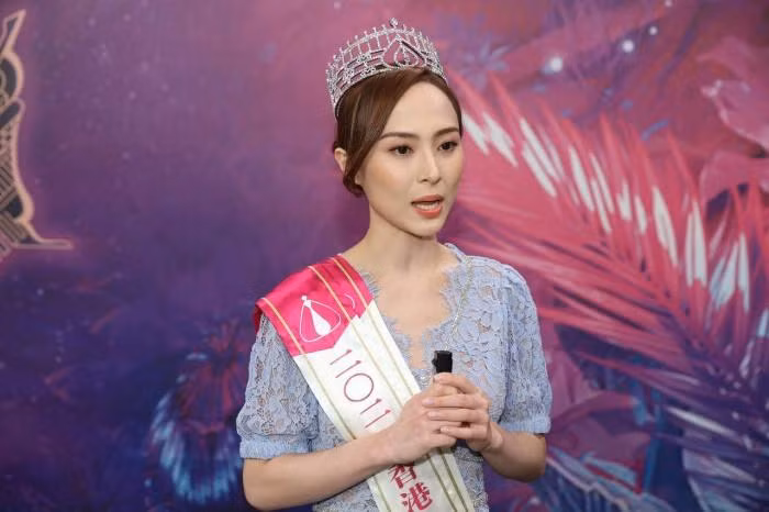 Theo Topik, Thiệu Sơ năm nay 27 tuổi. Tại Hoa hậu Hong Kong 2021, cô giành giải Á hậu 2 và Người đẹp Thân thiện.