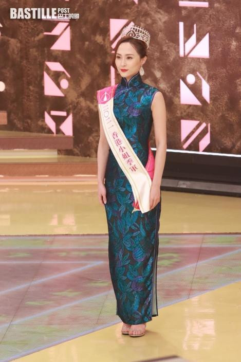 Thiệu Sơ sở hữu gương mặt đẹp truyền thống. Cô có cuộc sống thoải mái, thường du ngoạn khắp nơi.