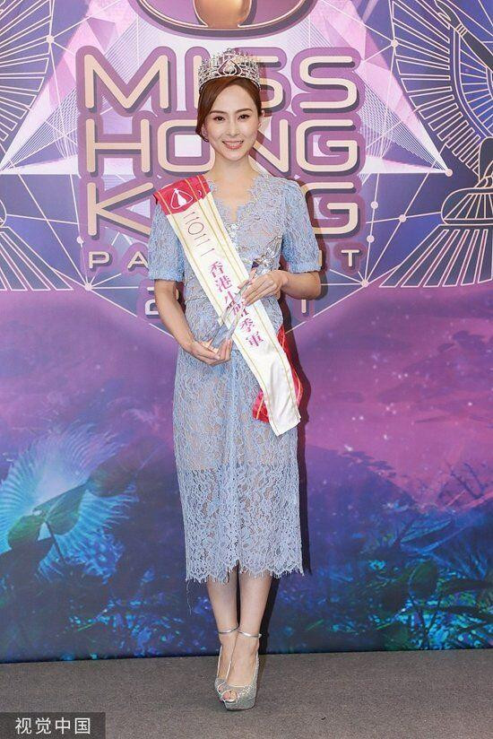 Người đẹp 9X là người Việt gốc Hoa. Cô tốt nghiệp Đại học Durham nổi tiếng ở Anh. Hiện cô đang làm công việc liên quan đến công nghệ thông tin.