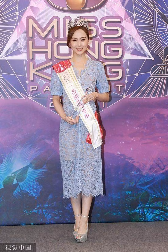 Người đẹp 9X là người Việt gốc Hoa. Cô tốt nghiệp Đại học Durham nổi tiếng ở Anh. Hiện cô đang làm công việc liên quan đến công nghệ thông tin.