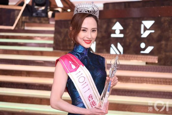 "Cha mẹ tôi không quen biết Tăng Chí Vỹ. Họ cũng không đến dự đêm chung kết thì làm sao có thể chụp ảnh với Phó tổng giám đốc đài. Hôm đó chỉ có anh họ và bạn trai đến ủng hộ tôi", Á hậu gốc Việt Thiệu Sơ bày tỏ. Về phía Tăng Chí Vỹ, ông cũng nói rằng bản thân không quen bố mẹ Thiệu Sơ: "Nếu tôi là bệ đỡ cho cô ấy thì sao có thể để cô ấy chỉ giành vị trí số 3".