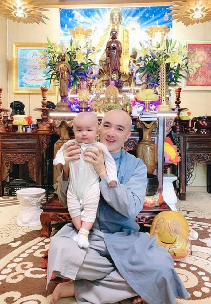 Ca sĩ Dương Ngọc Thái cùng con trai có thói quen tụng kinh, niệm Phật cầu bình an vào mỗi buổi sáng.