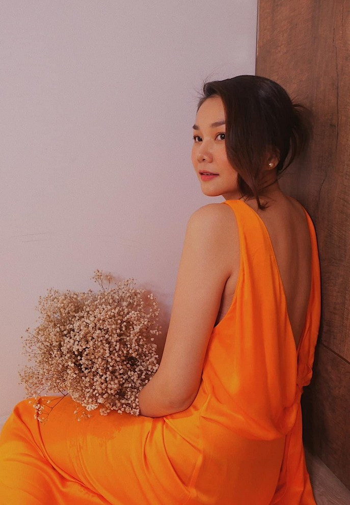 Thanh Hằng ngẫu hứng chụp ảnh với bó hoa khô, tự ví mình là cô dâu.