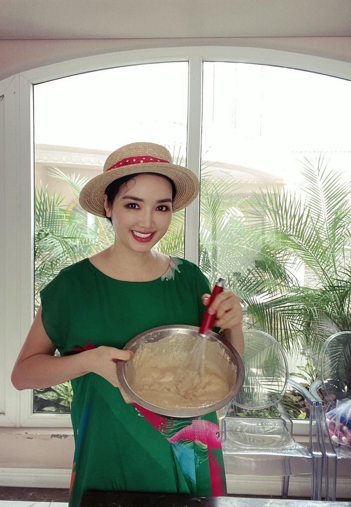 Hoa hậu Giáng My trổ tài làm bánh để thư giãn tinh thần trong những ngày có nhiều tin tiêu cực.
